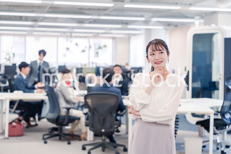 オフィスで悩む若いビジネスウーマン