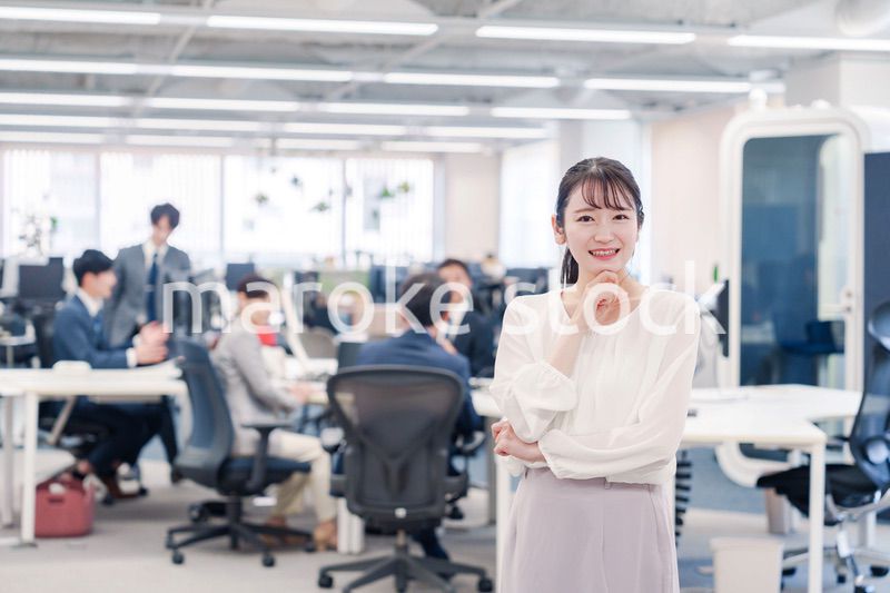 オフィスで悩む若いビジネスウーマン