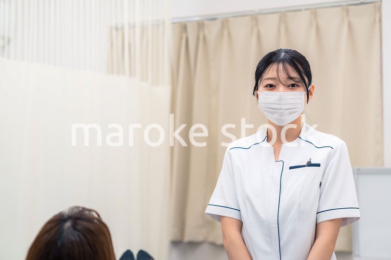 歯医者さんで働く歯科衛生士の女性