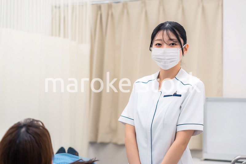 歯医者さんで働く歯科衛生士の女性