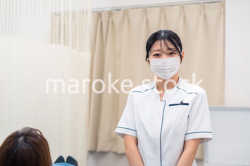 歯医者さんで働く歯科衛生士の女性