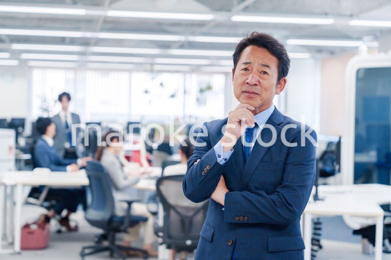 オフィスで悩む中年男性