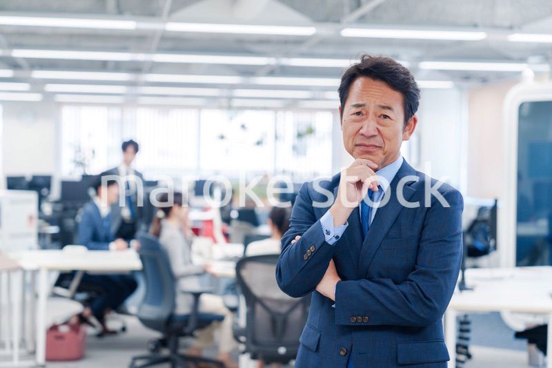 オフィスで悩む中年男性
