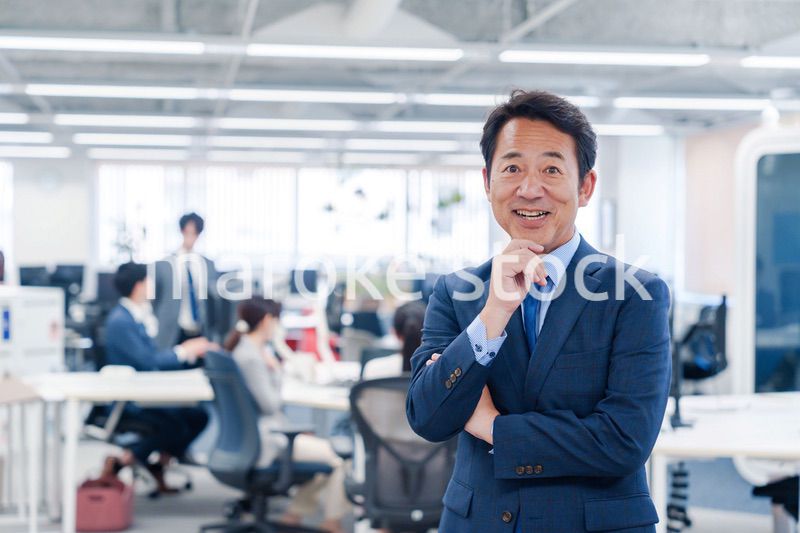 オフィスで悩む中年男性