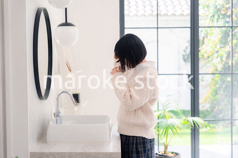 制服を着て朝の準備をする女子高生