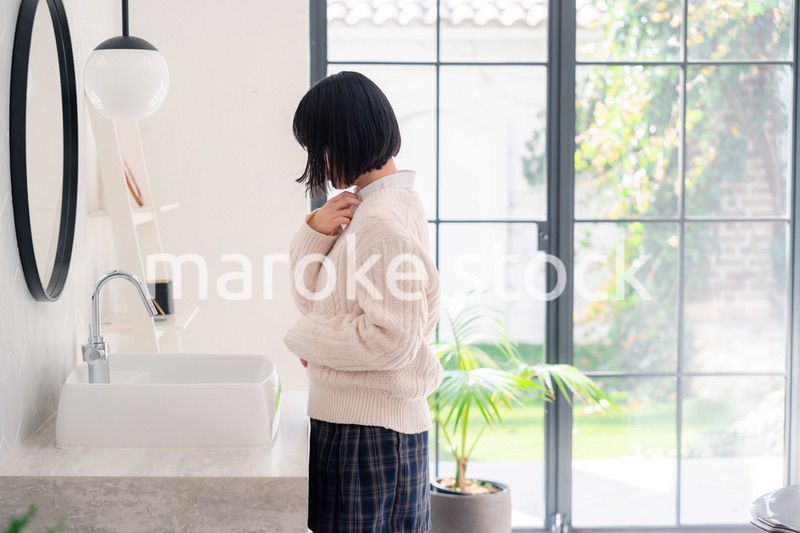 制服を着て朝の準備をする女子高生