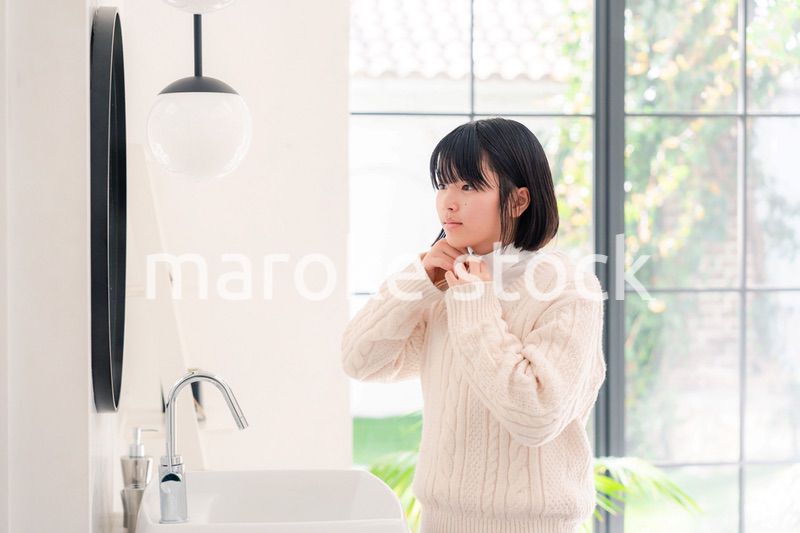 制服を着て朝の準備をする女子高生