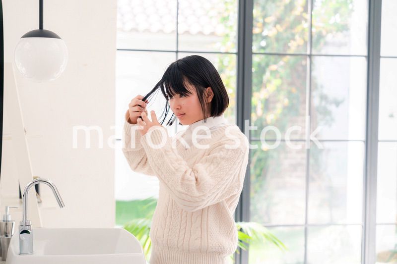 制服を着て朝の準備をする女子高生