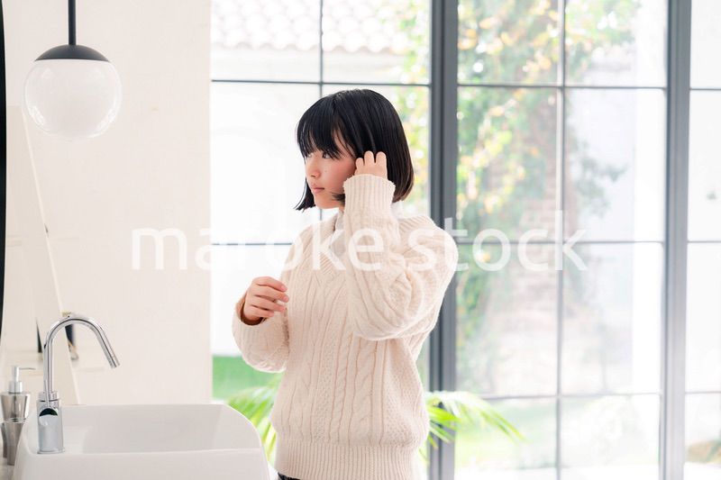 制服を着て朝の準備をする女子高生