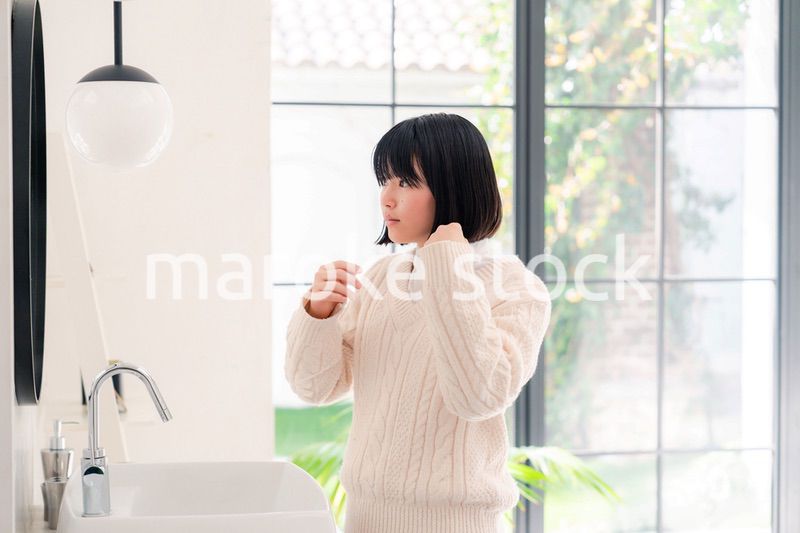 制服を着て朝の準備をする女子高生