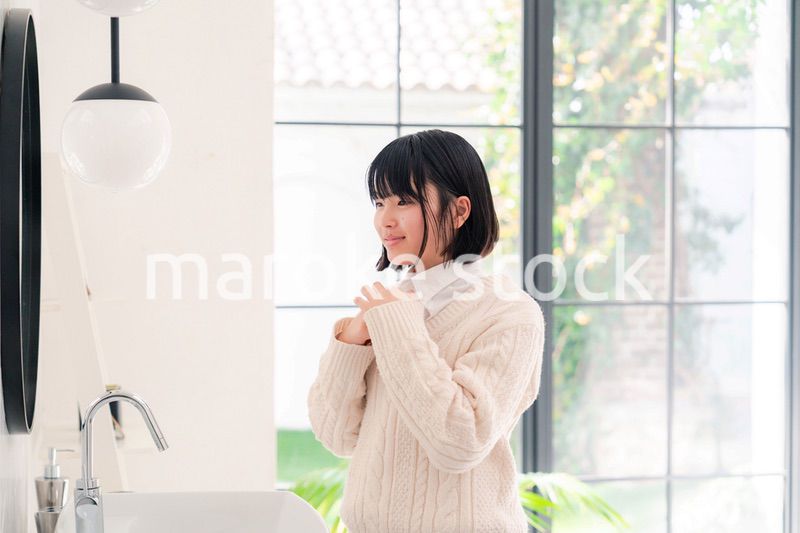 制服を着て朝の準備をする女子高生