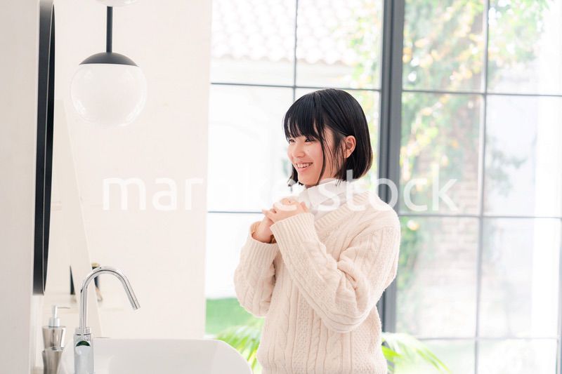 制服を着て朝の準備をする女子高生