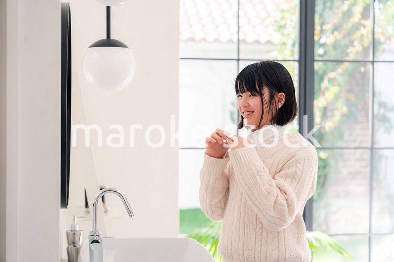 制服を着て朝の準備をする女子高生