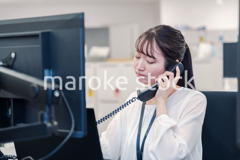 お客様からの電話に困惑をする若い女性オペレーター
