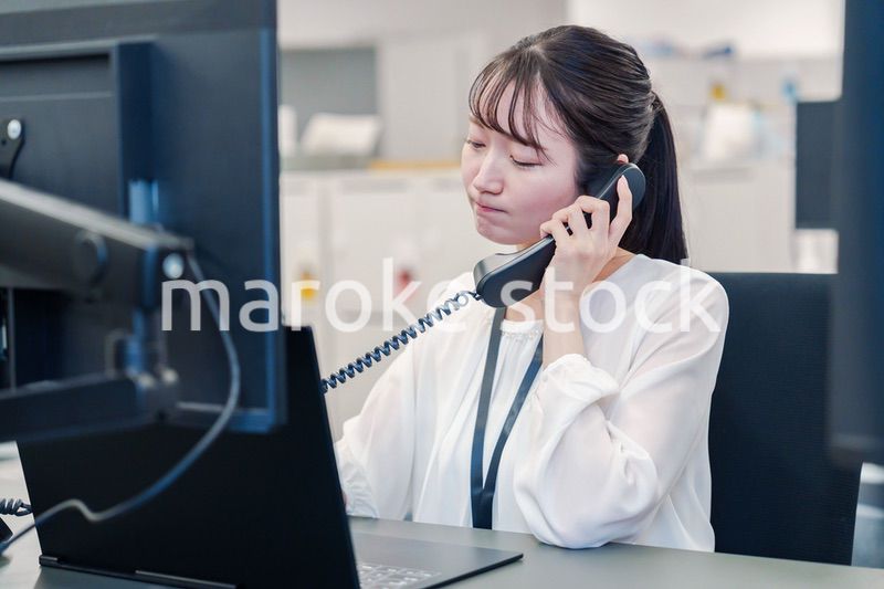 お客様からの電話に困惑をする若い女性オペレーター