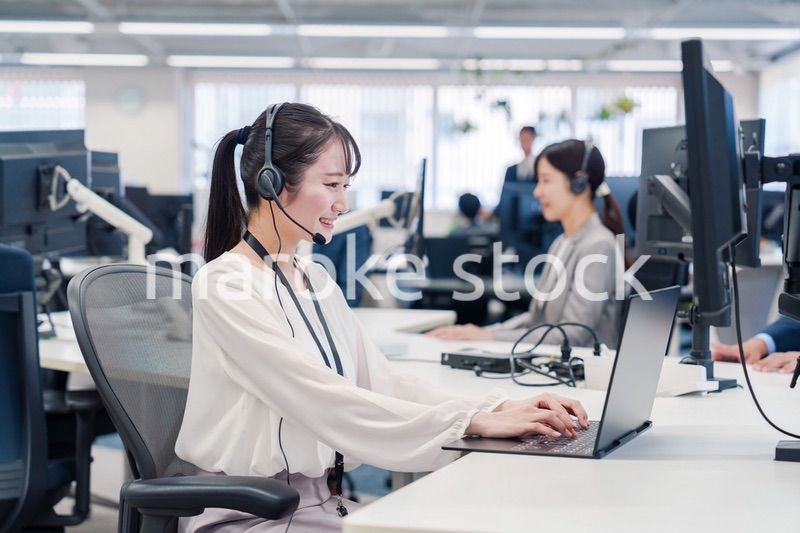 コールセンターで電話対応をするスタッフ