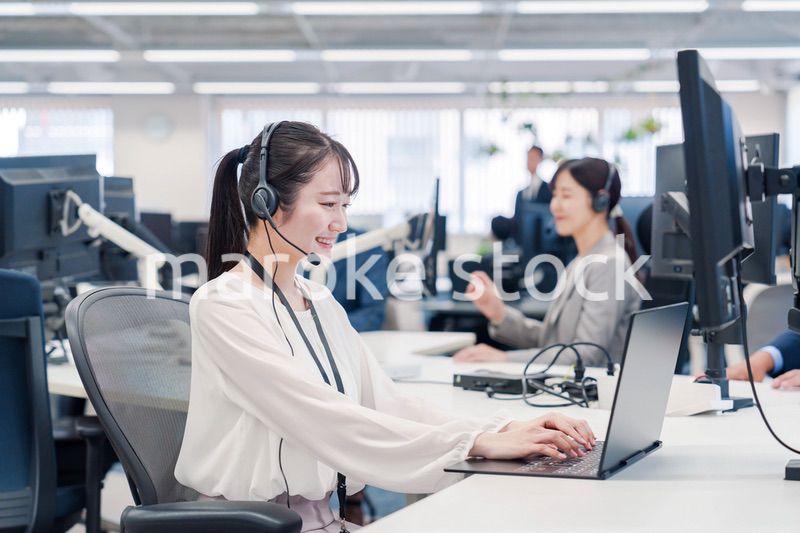 コールセンターで電話対応をするスタッフ