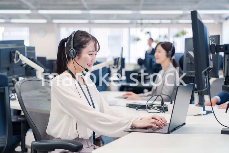 コールセンターで電話対応をするスタッフ