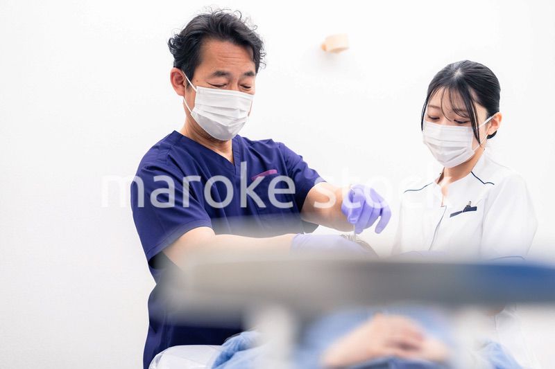 歯科治療をする歯科医師と歯科助手