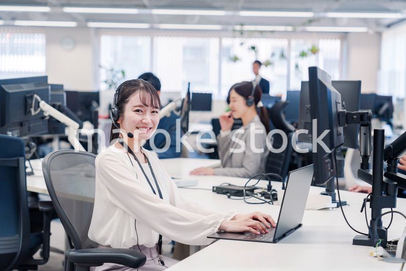 コールセンターで電話対応をするスタッフ