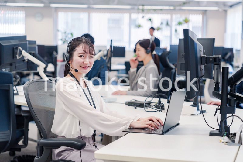 コールセンターで電話対応をするスタッフ