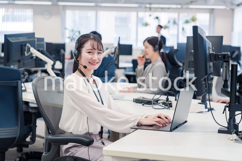 コールセンターで電話対応をするスタッフ