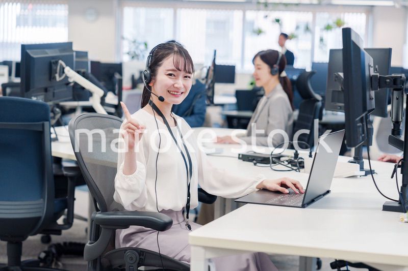 コールセンターで電話対応をするスタッフ