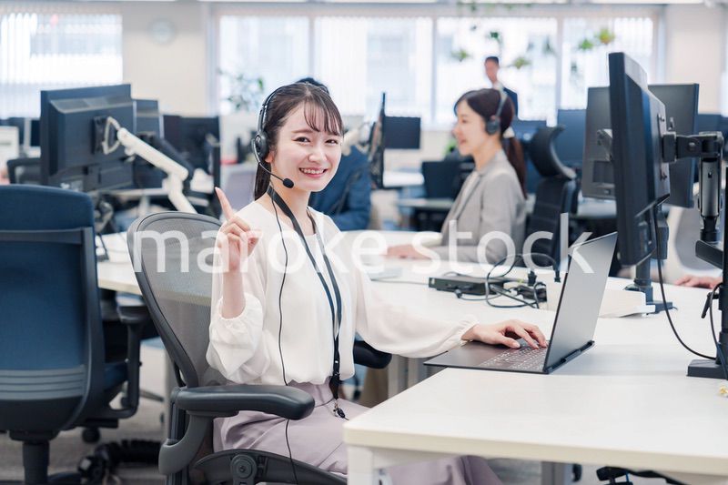 コールセンターで電話対応をするスタッフ