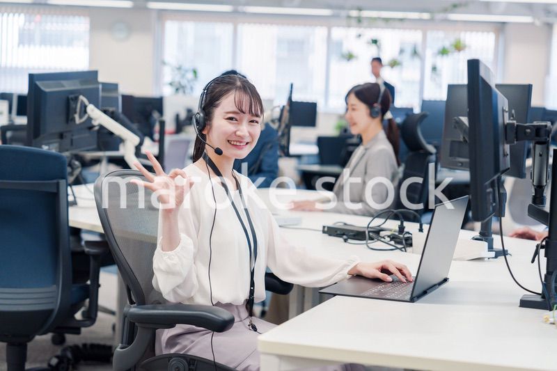 コールセンターで電話対応をするスタッフ