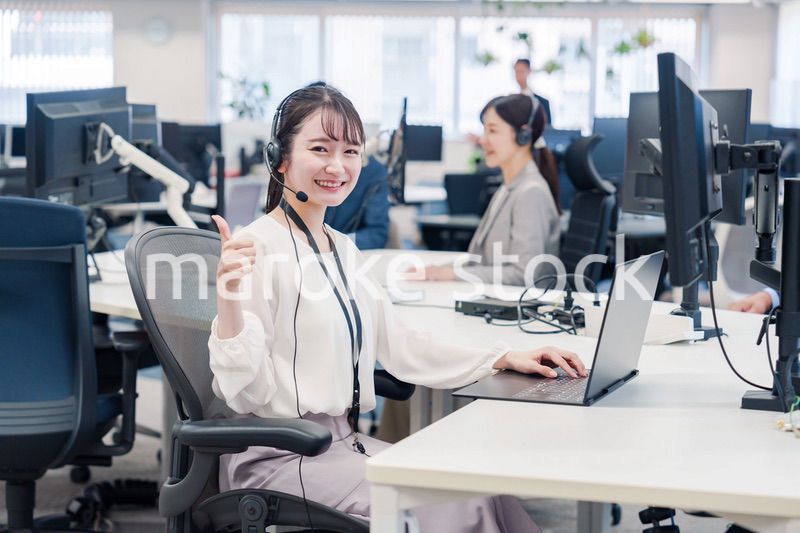 コールセンターで電話対応をするスタッフ
