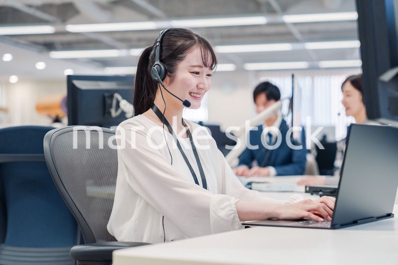 コールセンターで電話対応をするスタッフ