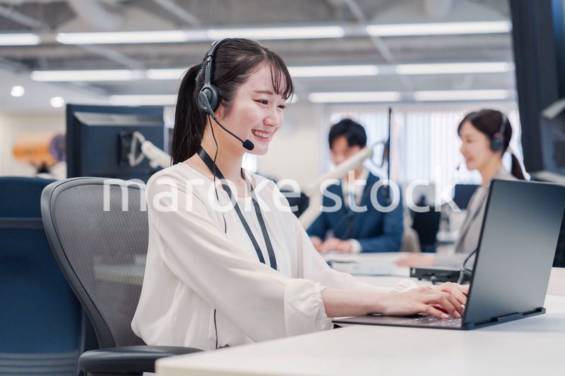 コールセンターで電話対応をするスタッフ