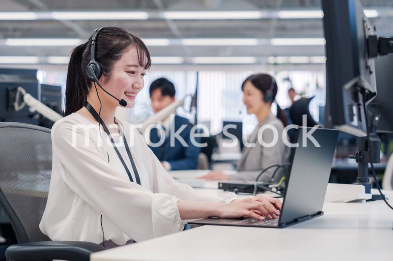 コールセンターで電話対応をするスタッフ