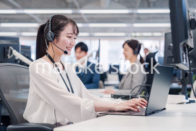 コールセンターで電話対応をするスタッフ