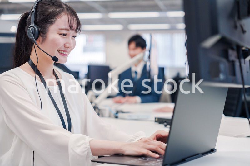 コールセンターで電話対応をするスタッフ