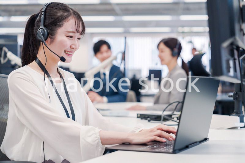 コールセンターで電話対応をするスタッフ