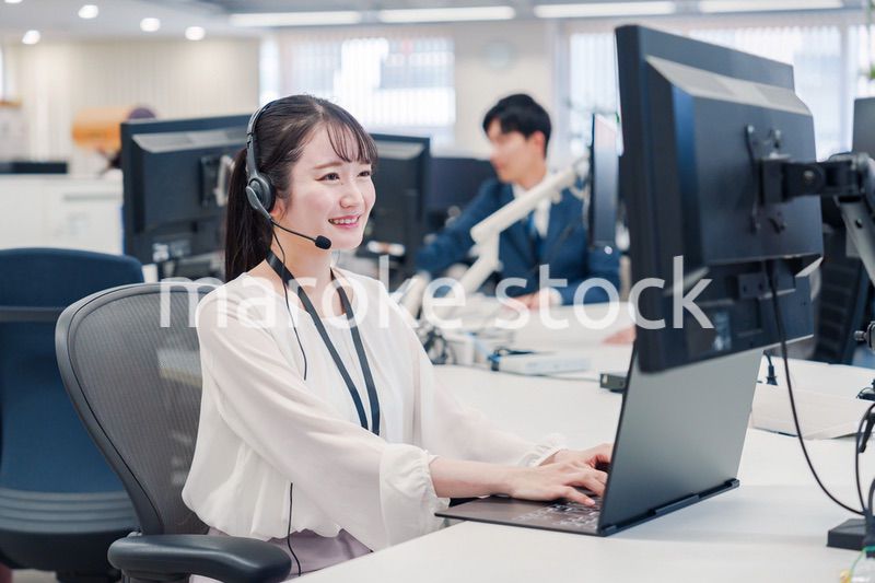 コールセンターで電話対応をするスタッフ