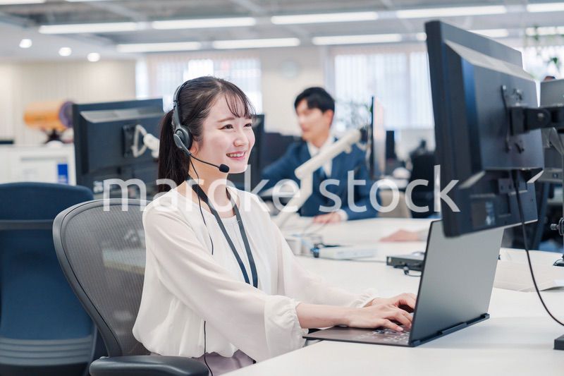 コールセンターで電話対応をするスタッフ