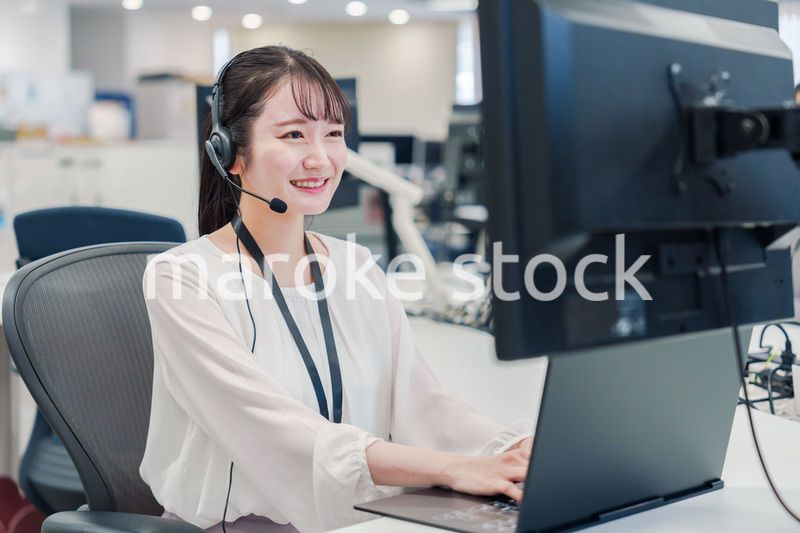 コールセンターでお客さま対応をするオペレーターの女性