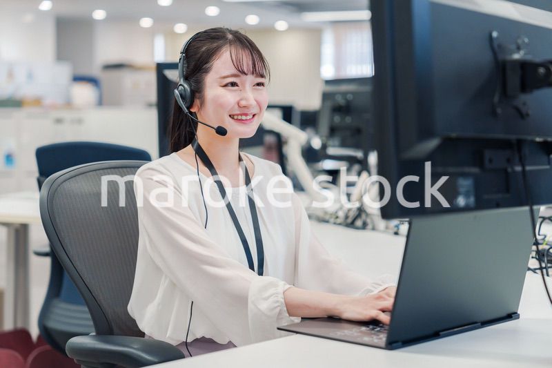 コールセンターでお客さま対応をするオペレーターの女性