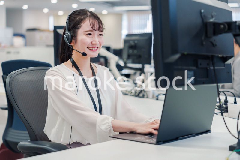 コールセンターでお客さま対応をするオペレーターの女性
