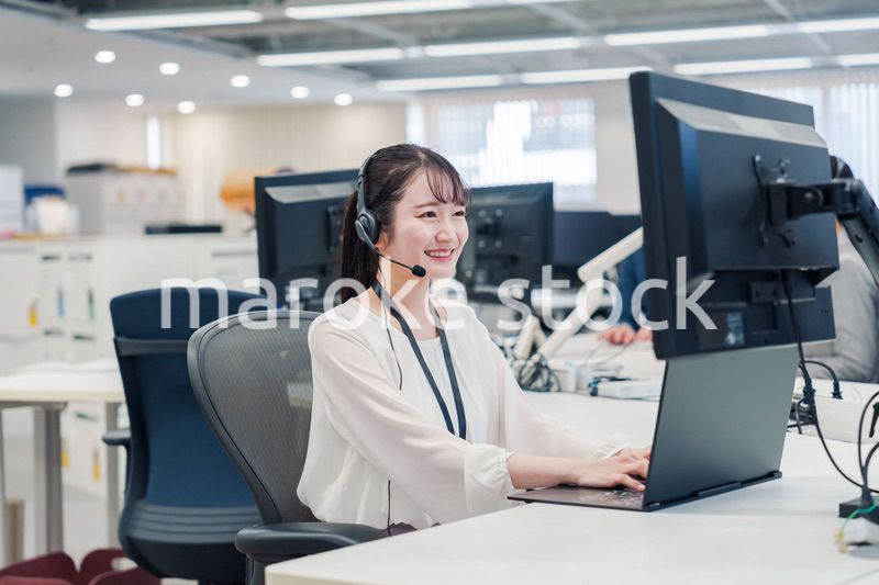 コールセンターでお客さま対応をするオペレーターの女性