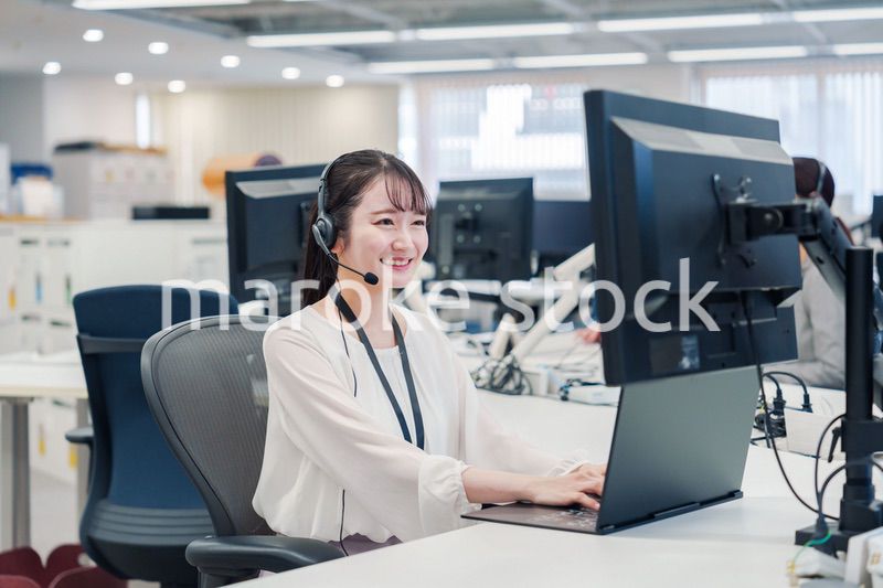 コールセンターでお客さま対応をするオペレーターの女性