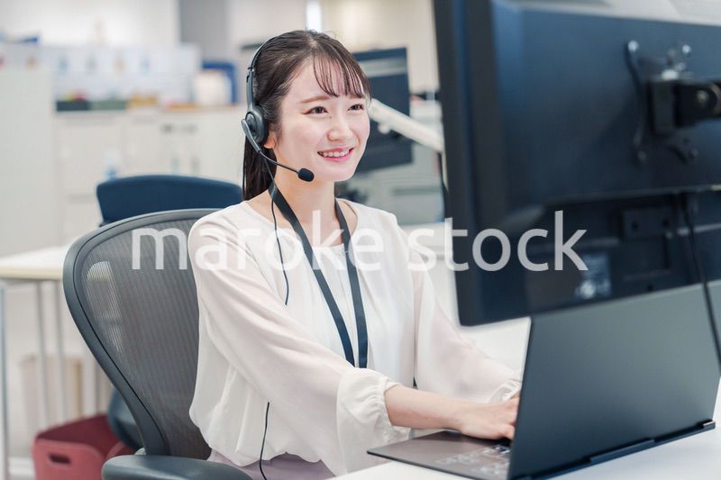 コールセンターでお客さま対応をするオペレーターの女性