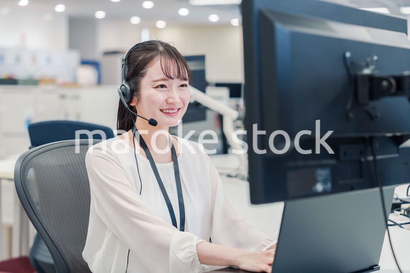 コールセンターでお客さま対応をするオペレーターの女性