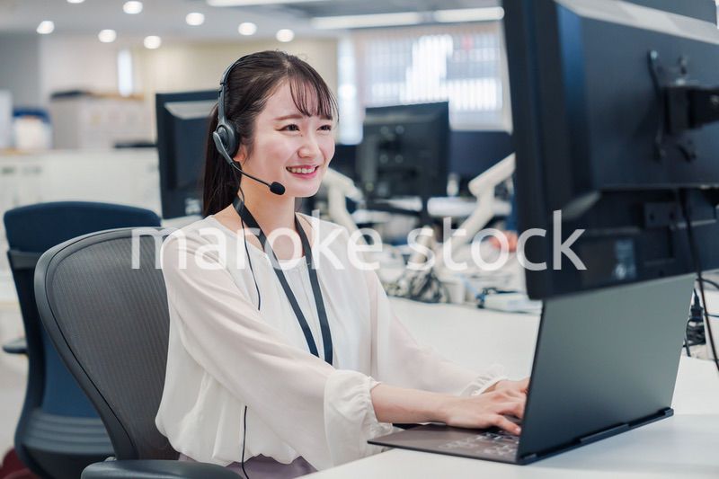 コールセンターでお客さま対応をするオペレーターの女性