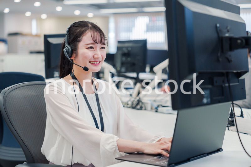 コールセンターでお客さま対応をするオペレーターの女性