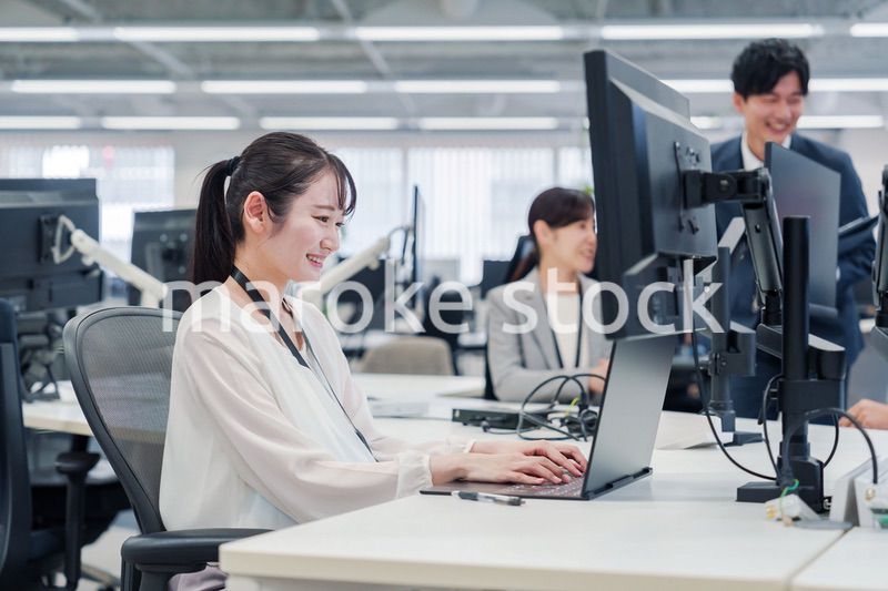 オフィスでデスクワークをする妊婦の女性