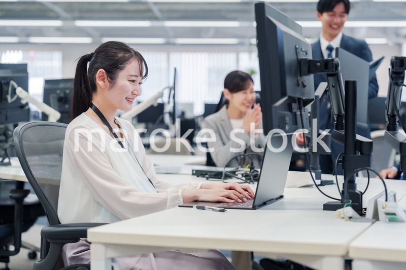 オフィスでデスクワークをする妊婦の女性