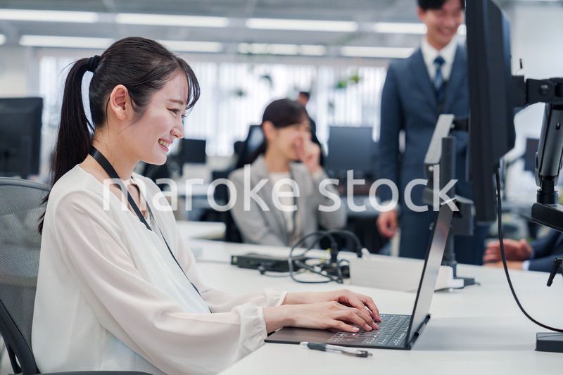 オフィスでデスクワークをする妊婦の女性